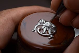 Gravur mit Affensymbol/Engraving with monkey symbol. Photo copyright: Vacheron Constantin.