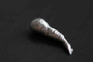 Blei in Mikrofonform./Microphone shaped lead. Photo: Men's Individual Fashion.