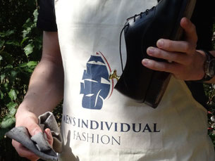 Sonntag ist Schuhputztag/ Sunday is shoe polish day. Photo: Men's Individual Fashion.