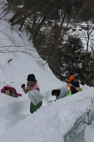 孤立住民解消のため林道の雪かきするボランティアの方々