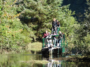 De open, 'stille' boot met in het water voor de boot, gids Derek