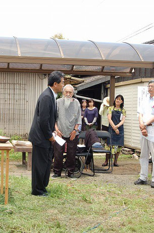 あいさわ議員の奥に見える御髭の方は、美術作家の高橋 秀先生!