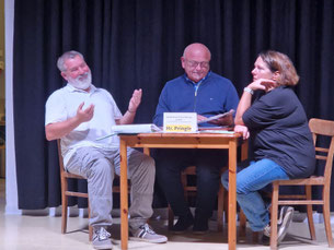 Theaterprobe Bühne mit drei Darsteller 