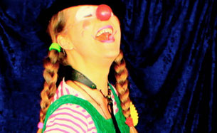 Clownin Lotte lacht mit Genuss