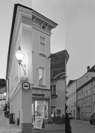 Konrad Stanias Blicke auf Geschäftslokale in seiner Heimatstadt Krems-Stein. Foto: zVg