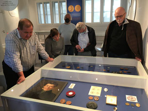Bernhard Offermann (l.) erläutert die Exponate der Ausstellung