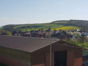 Blick von der Sonnenhofterrasse - über unsere Getreidehalle - in den Ort