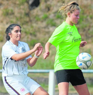 Den Ball gut behauptet: Großenenglis-Torschützin Lena Eckhardt (rechts) schirmt das Spielgerät gegen die Frankfurterin Yeliz Kaya ab. Foto: Pressebilder Hahn 