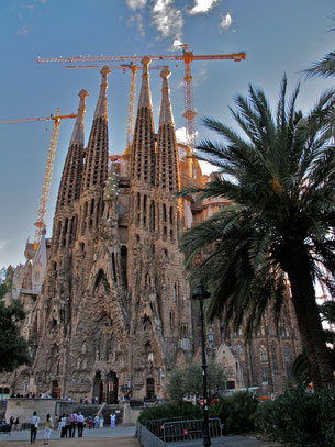 alte Ostfassade mit Gaudi Portal