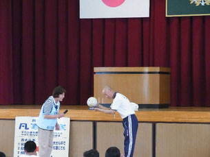 鹿島アントラーズのサッカーボール贈呈