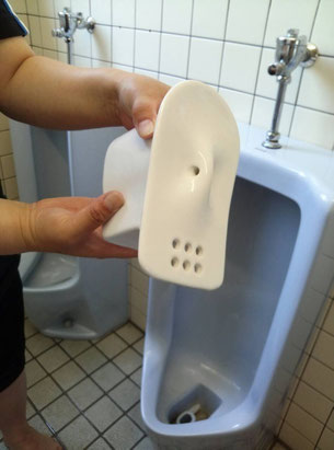 この裏に尿石が貯まりやすく異臭の原因になります。