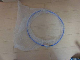 自作の網を取り付けたタモ