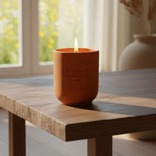 DaoZen - Bougie parfumée Bois de rose, pot effet pierre couleur Marigold. Fragrance florale et boisée, douce et élégante.
