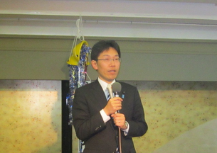 ２期目の当選を果たし、支援者にお礼を述べる上杉氏