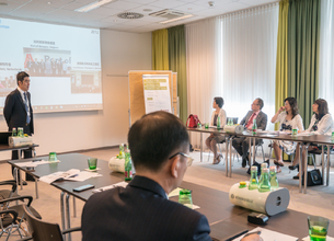 Yang Ting, Secretary General der CPCIF, stellt die Entwicklung der chemischen Industrie in China dar.