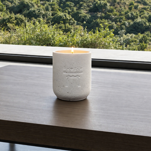 DaoZen - Bougie parfumée lavande, fabriquée artisanalement en Belgique. Pot violet dégradé en Jesmonite, parfum doux et apaisant.