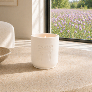 DaoZen - Bougie parfumée lavande, fabriquée artisanalement en Belgique. Pot violet dégradé en Jesmonite, parfum doux et apaisant.