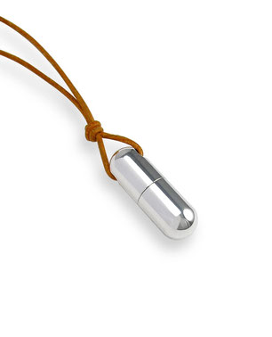 Ein Kapselanhänger aus Silber mit Schraubverschluss als "Sentimental Box" für eine Haarlocke, als Zahndose, als SOS-Kapsel mit einer Notitz für Notfälle, oder ... , € 205.-