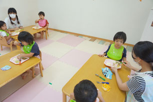 保育園で給食を食べる子ども達