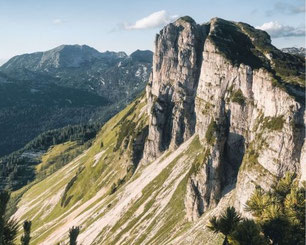Steile Felsflanke am Loser bei Altaussee mit Blick über das Ausseerland im Salzkammergut