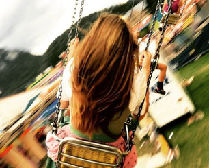 Karusell beim Altausseer Kiritog-Bierzelt – Volksfeststimmung mit Karussell im Ausseerland