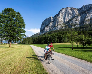 Radfahrer auf Panoramastraße mit Blick auf die Drachenwand und die Landschaft rund um den Mondsee