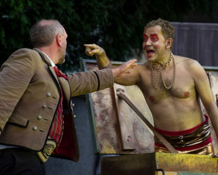 Theaterszene beim Mondseer Jedermann mit Darstellern auf der Freilichtbühne im Ortszentrum