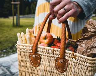 Regionale Produkte aus dem Salzkammergut im Einkaufskorb auf dem Markt in Hallstatt