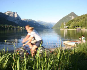 Wandern und Radfahren entlang des Grundlsees mit Bergblick