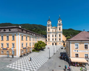 Marktplatz und Basilika Mondsee im historischen Ortszentrum des Salzkammerguts