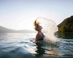 Baden im Hallstättersee am Strandbad Obertraun mit Bergpanorama im Salzkammergut
