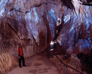 Begehbare Eishöhle in Obertraun am Krippenstein mit beeindruckenden Fels- und Eisformationen im Dachstein-Salzkammergut