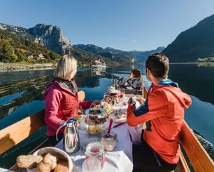 Frühstücken auf der traditionellen Plätte am Grundlsee im Salzkammergut