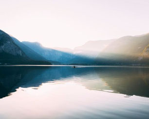 Musikalische Darbietung am Hallstättersee in Obertraun mit Bergkulisse im Salzkammergut