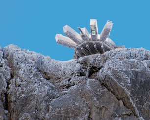 Aussichtsplattform 5fingers am Krippenstein in Obertraun mit Blick auf den Hallstättersee und das Dachsteinmassiv