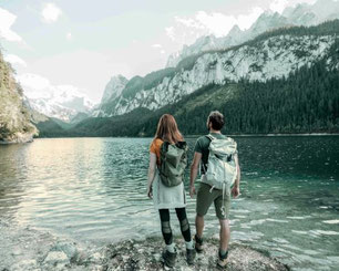 Wanderer am Gosausee mit Blick auf die Berge im Dachstein-Salzkammergut