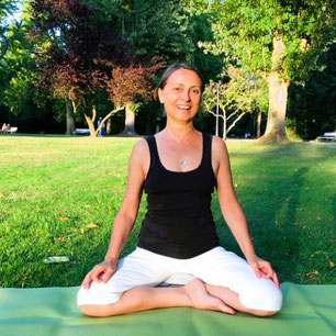 Yoga im Park lässt dich bei frischer Luft Energie tanken.