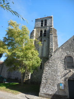 Que voyez vous sur le haut de l'église ?