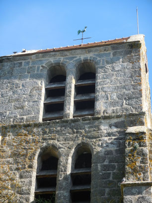 Très rarement sur une église un coq fait office de girouette