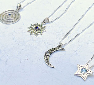 Silberketten mit symbolischen Anhänger und Edelstein in Silber gefasst - Cosmic Light Collection von SUMAJU