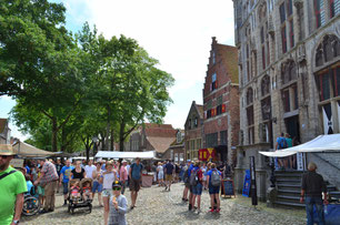 Markt in Veere vor dem Rathaus