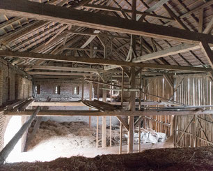 Radical transformation of an historic farm building in Upper Austria. Use of prefabricated, modular wooden architecture. Umbau eines Vierkanthofes. 