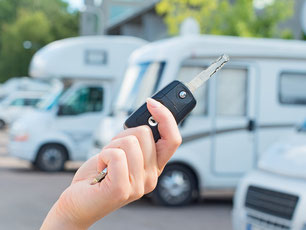 Wohnmobil-Vermieter mit Schlüssel in der Hand für eine Kooperation mit der ERGO Reiseversicherung um CDW-Versicherungen zu empfehlen