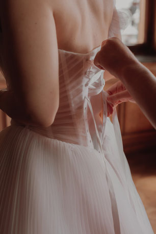 Brautkleid schnüren Getting Ready Schloss Liser Hochzeitsfotografie Südpfalz