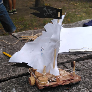 Seetüchtige Bootsmodelle austüfteln, um den Traum von der Rettung nicht aus den Augen zu verlieren