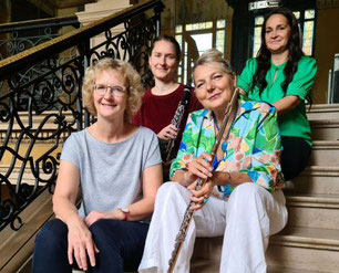 Konzert 2.11.2023, Halle: Mitwirkende vorn: Jeannette La-Deur, Klavier, Moderation, Konzept (GEDOK Karlsruhe); Brunhild Fischer, Querflöte (GEDOK Mitteldeutschland); hi: Debora Dusdal, Klarinette; Diana Tomsche, Sopran (Leipzig, ehem. Bad. Staatstheater)