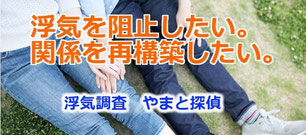 カップルが仲良く芝生に座っている