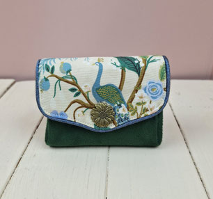 porte-monnaie accordéon femme, tissu blanc cassé avec paons et fleurs, suédine vert bouteille, idée cadeau artisanal et élégant