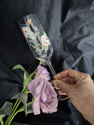 champagne glaasje et een originele toevoeging van bloemen