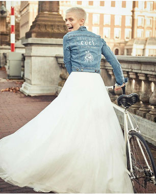 stoere bruid met lef in jeansjack